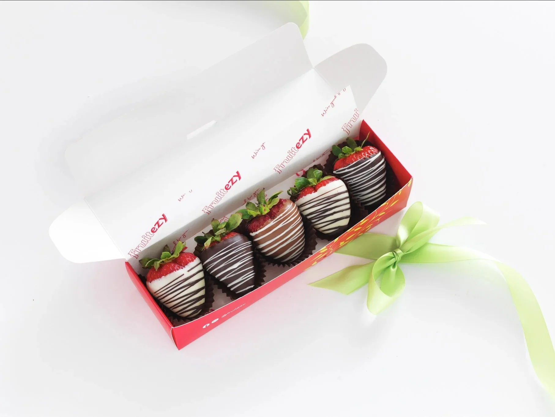 FRUITEZY'S SIGNATURE STRAWBERRY SURPRISE SMALL CHOCOLATE GIFT BOX